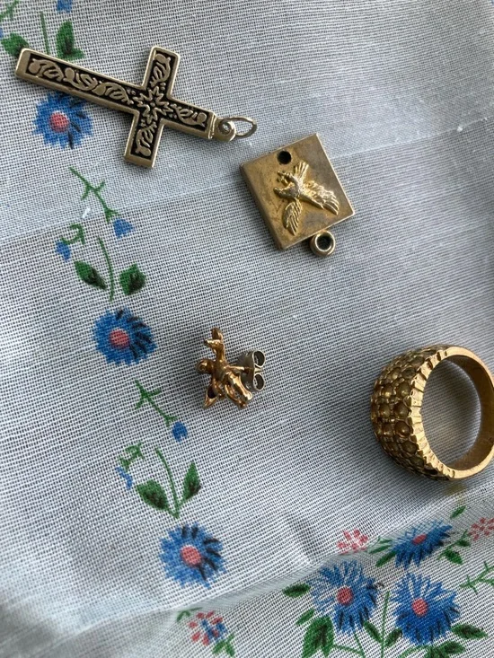 Vintage Yellow Lucite Floral Clutch with jewelry - Picture 4 of 9